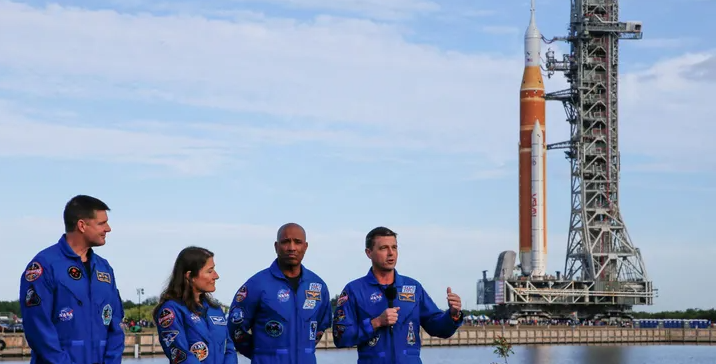 رواد "ناسا" يستعدون لأول رحلة مأهولة نحو القمر منذ عقود