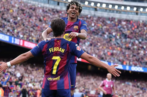 برشلونة يحسم دربي إسبانيول ويقترب من لقب الدوري الإسباني
